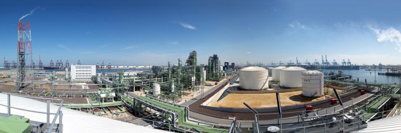 Zu sehen ist die Rotterdamer Raffinerie , in der grüner Wasserstoff zum Einsatz kommen soll.