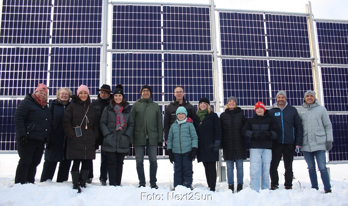 Im Bild Menschen bei der Eröffnung vom Agri-Solarpark Löffingen.