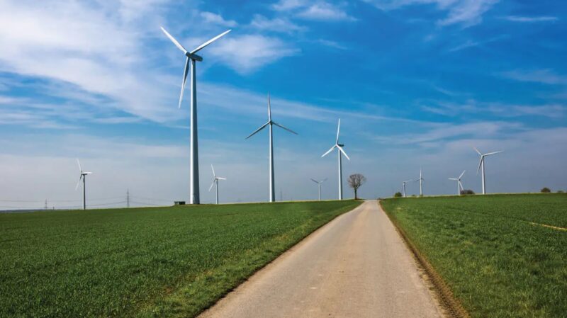 Windpark im Flachland auf grüner Wiese