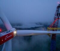 Close-Up einer Windgondel in 170 Metern Höhe bei wolkig-winterlichem Wetter.