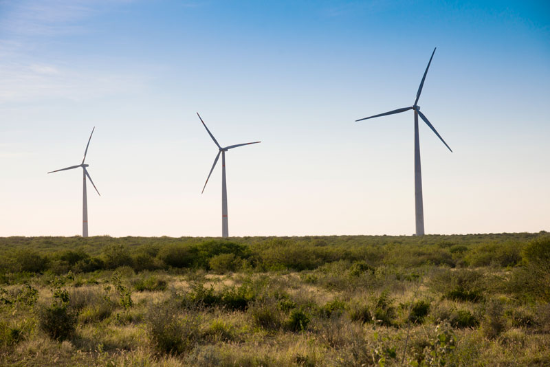 Drei Nordex-Windkraftanlagen in der Steppe