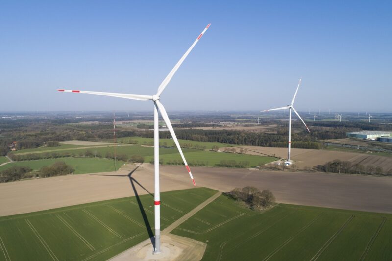 Zu sehen ist ein Windpark. Vergünstigte Stromtarife für Kommunen und Bürger vor Ort sollen die Akzeptanz erhöhen.