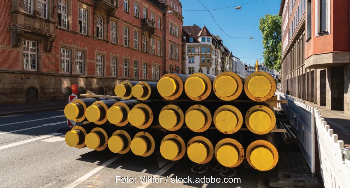 Im Bild ein Stapel Fernwärmerohe, die Novelle der AVBFernwärmeV könnte den Ausbau der Fernwärme behindern.