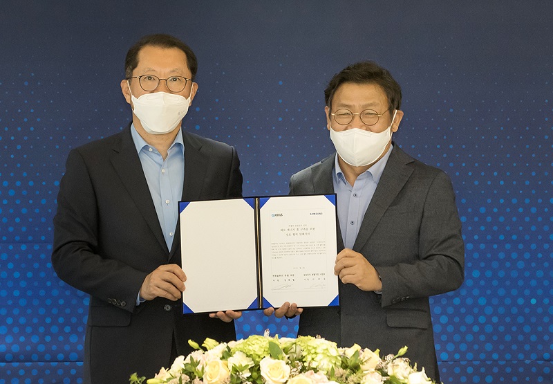 Zu sehen sind Hee Cheul, CEO von Q Cells, und JaeSeung Lee, President und Head of Digital Appliances Business bei Samsung Electronics unterzeichnen die Vereinbarung für die Zusammenarbeit beim Nullenergiehaus.