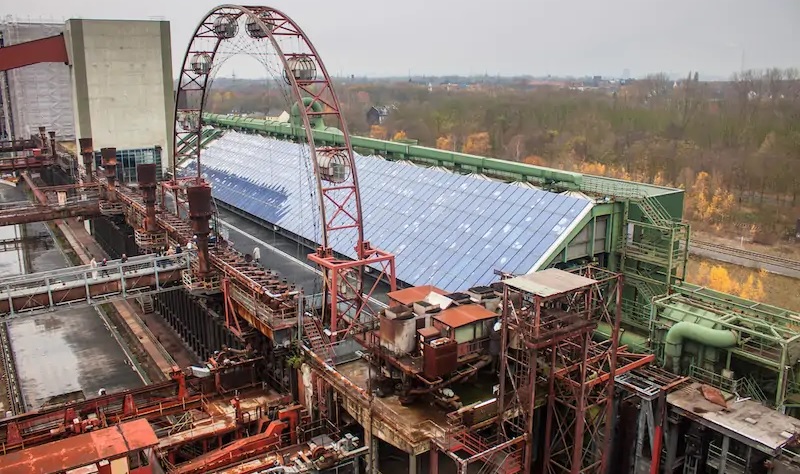 Im Bild eine Photovoltaik-Anlage, des OVG NRW hat Solaranlagen auf denkmalgeschützten Gebäuden erlaubt.