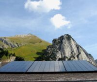 Zu sehen ist ein PV-Dach, Österreich plant ein „Eine-Million-Dächer-Programm“.