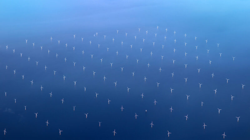 sehr viele Offshore-Windenergie-Anlagen aus großer Höhe fotografiert - Symbolbild für Windenergie Trendindex.