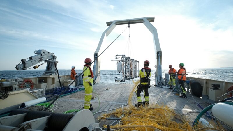 Im Bild Menschen, die das Manta-Ray-G1-Messsystem des Fraunhofer IWES vom Schiff lassen.