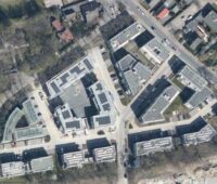 Luftbild eines Wohnquartiers mit PV-Dächern.