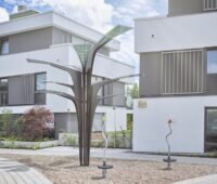 Zu sehen ist der Solarbaum in der Gemeinde Löchgau, der mit der Solarfolie von Asca aus organischen PV-Modulen realisiert wurde.