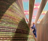 Zu sehen ist das Innere des niederländischen Pavillons zur Expo 2020 Dubai, für den das Architekturbüro V8 Architects organische PV in ein semitransparentes Photovoltaik-Solardach eingelassen hat.