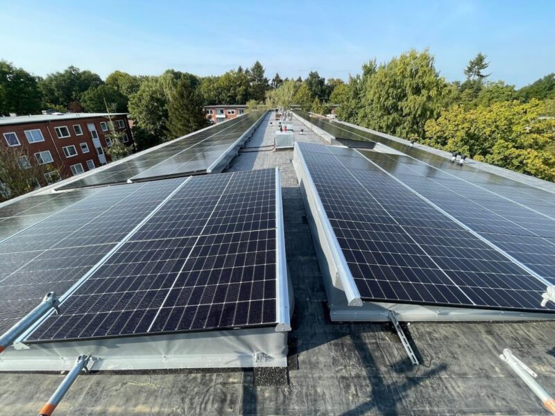 PV-Anlage in Ost-West-Ausrichtung auf Dach. Sie liefert mehr Strom für die Mieter als ein Balkonkraftwerk.