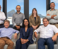 Gruppenbild mit zwei Frauen und fünf Männern um ein Sofa, im Hintergrund Berge. Startschuss für PV-Recycling-Projekt in Mauritius