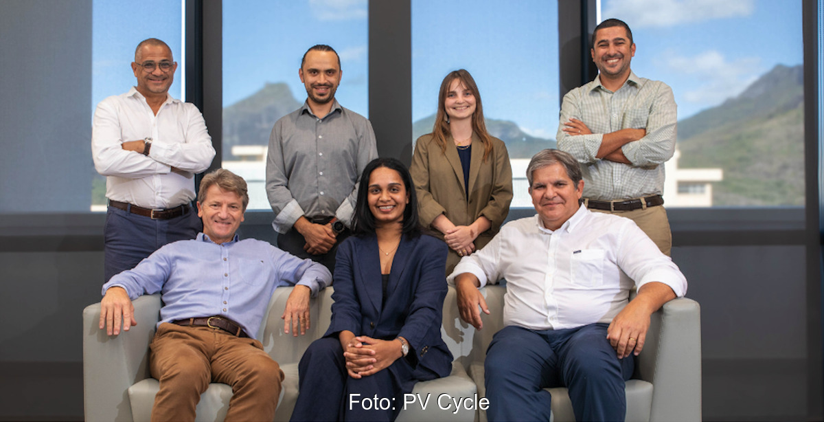 Gruppenbild mit zwei Frauen und fünf Männern um ein Sofa, im Hintergrund Berge. Startschuss für PV-Recycling-Projekt in Mauritius