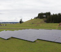 Eine Photovoltaik-Freiflächenanlage auf der grünen Wiese im bayrischen Biessenhofen mit einer Leistung von 750 Kilowatt peak (kWp).