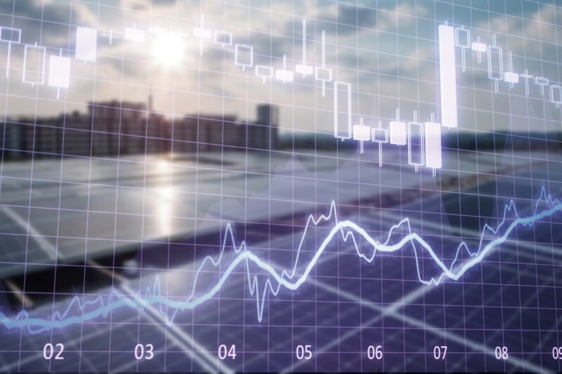 PV-Anlage auf flachem Dach, davor ein Preiskurs, Symbol für Solarmarkt und Modulpreise im August 2024.