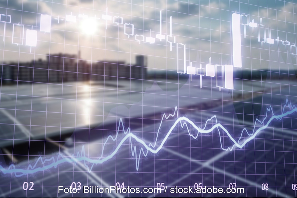 PV-Anlage auf flachem Dach, davor ein Preiskurs, Symbol für Solarmarkt und Modulpreise im August 2024.