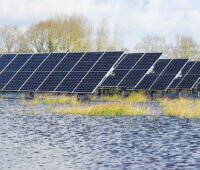 Photovoltaikmodule aufgeständert in einer überschwemmten Moorfläche - Moor-PV-Anlage in Lottorf