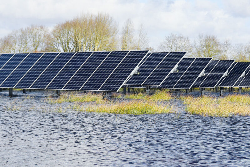 Photovoltaikmodule aufgeständert in einer überschwemmten Moorfläche - Moor-PV-Anlage in Lottorf