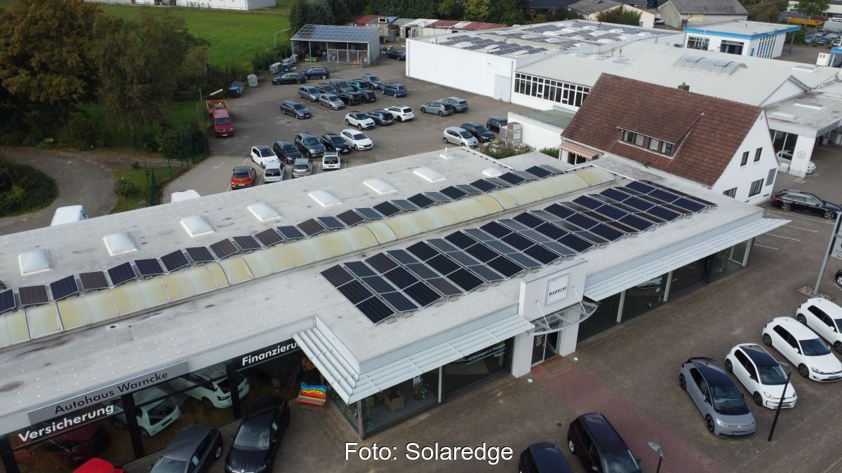 Luftaufnahme zeigt Autohaus mit PV-Anlagen auf dem Dach.