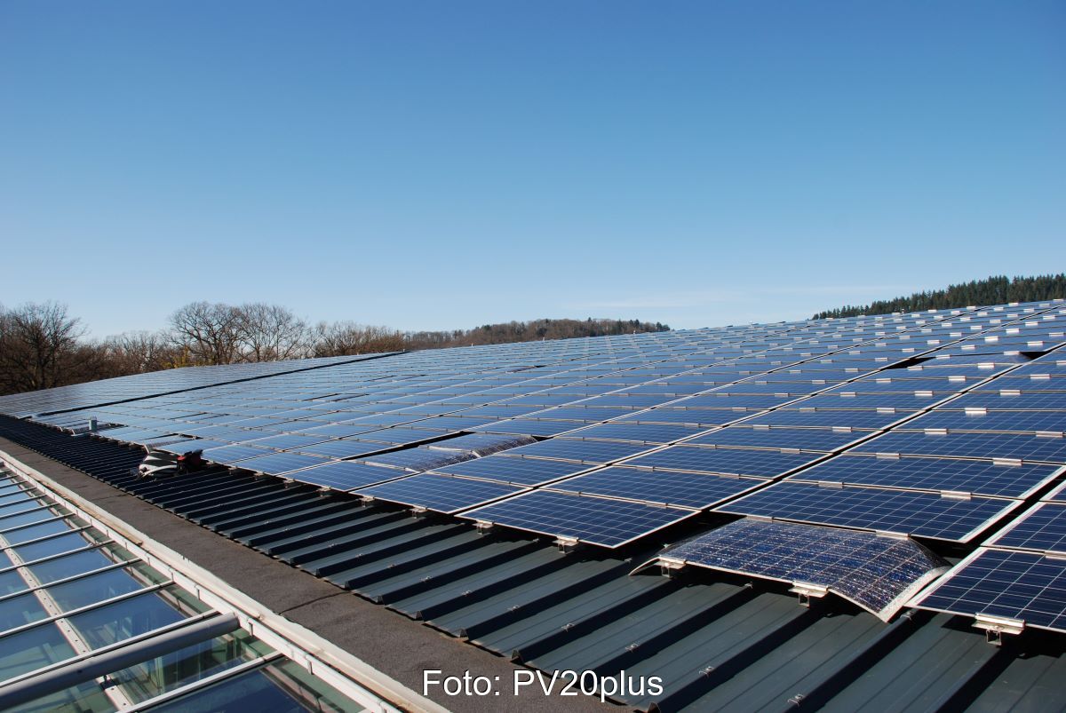 PV-Dachanlage mit schadhaften Solarmodulen.