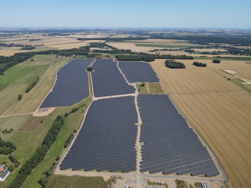 Luftbild eines PV-Parks umgeben von Äckern udn Wiesen.