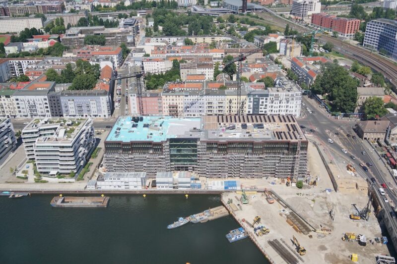 Luftbild zeigt Installation der PVT-Kollektoren auf Bürogebäude in Berlin.