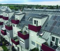 Eine Photovoltaikanlage auf einem Mehrfamilienhaus, der Branchenverband PV Austria hat eine Zukunftsagenda für einen forcierten Photovoltaik-Ausbau in Österreich vorgestellt