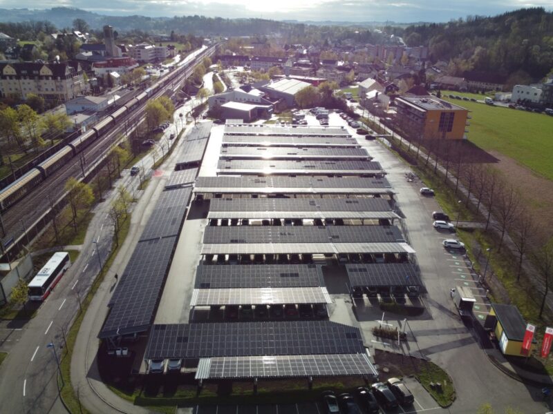 Luftbild eines überdachten Groß-Parkplatzes mit Photovoltaik.