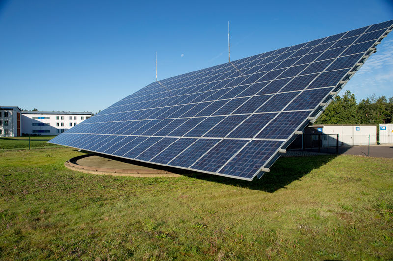 Bewegliche Photovoltaikanlage vor einer Bundeswehr-Kaserne
