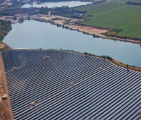Eien Luftaufnahme einer Photovoltaikanlagen auf einem See.