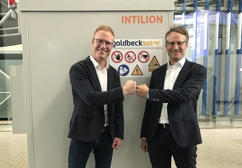 Zu sehen sind Manuel Schmidt (Geschäftsbereichsleiter der Intilion GmbH) und Joachim Goldbeck (Gründer von Goldbeck Solar). Die beiden Partner wollen Photovoltaik-Batteriespeicher von Intilion in Projekten für Industrie und Gewerbe sowie bei Freiflächen-PV einsetzen.