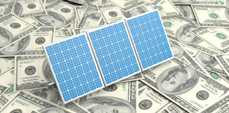 Im Bild Dollarscheine und ein Photovoltaik-Modul als Symbol für das Solaredge Geschäftsergebnis 2023.