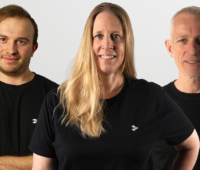 Im Bild Patrick Teibner, Marianne Tracey und Michael Braun-Walker, die das Memodo Management verstärken.