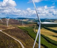 Zu sehen ist ein Windpark, den RES France entwickelt hat. Mit der Übernahme des Unternehmens will der Photovoltaik-Spezialist Q Cells in die Windenergie hinein expandieren.