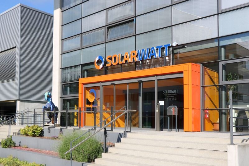 Zu sehen ist der Eingang des Firmensitzes vom Photovoltaik-Hersteller Solarwatt.