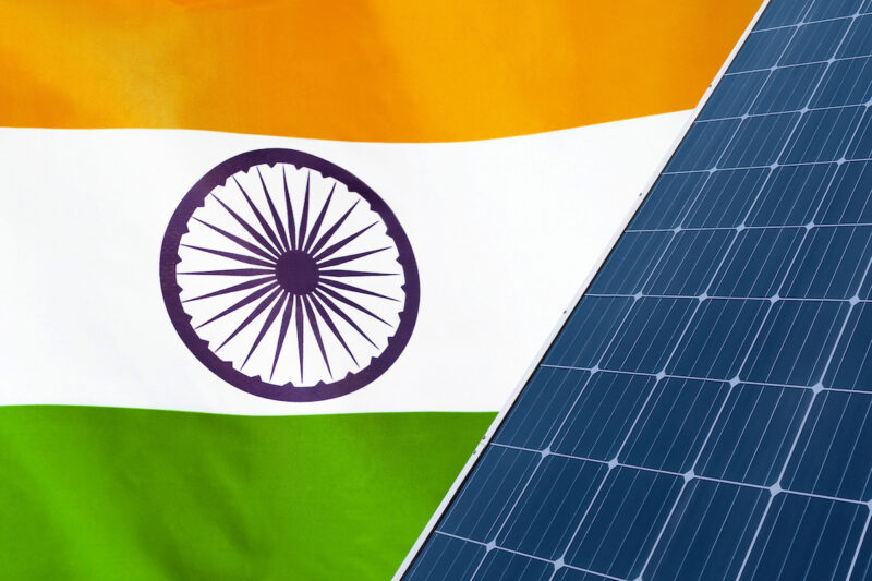 Photovoltaik-Modul vor Flagge von Indien