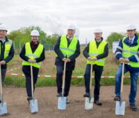 Fünf Männer mit Spaten - Baustart für Photovoltaik-Anlage auf Tagebau-Gelände