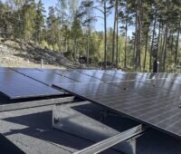 Im Bild eine Solaranlage mit dem Photovoltaik-Montagesystemen Rauli Flat für Flachdächer.