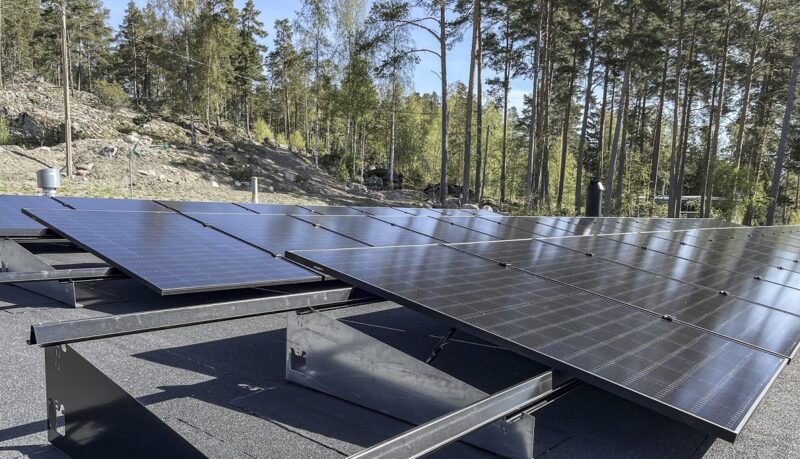 Im Bild eine Solaranlage mit dem Photovoltaik-Montagesystemen Rauli Flat für Flachdächer.