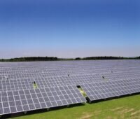 Zu sehen ist ein Photovoltaik-Kraftwerk. Für solche Projekte will die neue Photovoltaik-Produktion in Andalusien passende Module liefern.