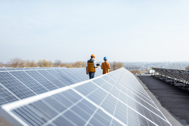 Photovoltaik-Anlage auf Flachdach als Symbol für Solarstrom-Erzeugung auf öffentlichen Gebäuden.