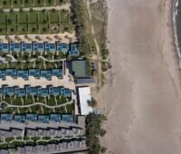 Zu sehen ist eine Ferienanlage in Spanien, die mit Photovoltaik-Anlagen und PV Speichern von der Sonnen GmbH ausgestattet sind.