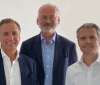 Zu sehen sind Dominik Hartl, Christoph Trentini und Alexander Hartl, die Geschäftsführung von xelectrix Power.
