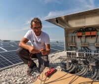 Im Bild ein Monteur bei der Installation einer Solaranlage, Photovoltaik-Spezialist Hansesun warnt vor unseriösen Angeboten.