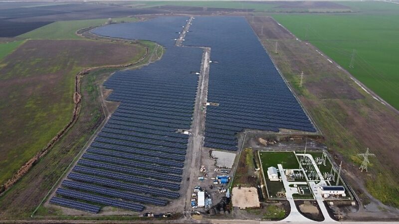 Luftaufnahme zeigt eine langgezogene Photovoltaik-Freiflächen-Anlage bis zum Horizont, in Ungarn.