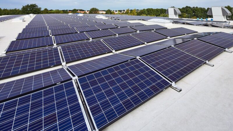 Photovoltaik-Anlage auf einem Industrie-Dach