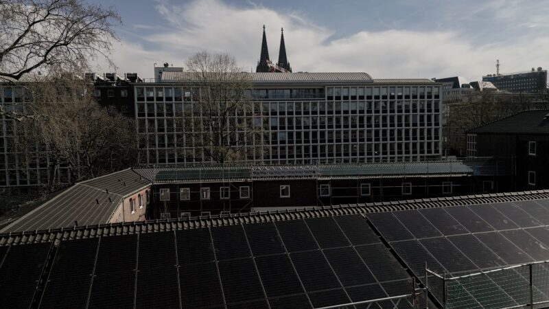 Im Bild die neue Photovoltaik-Anlage vom Erzbistum Köln.