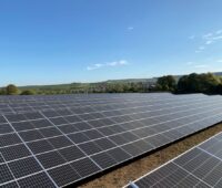 Zu sehen ist ein Photovoltaik-Solarpark in Baden-Württemberg. Die 1.000 Megawatt-Solarkampagne zielt eher auf Gebäude ab.