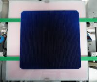 Im Bild die Solarzelle vom Fraunhofer ISE, die auf einem großflächigen M10-Silizium-Wafer basiert.